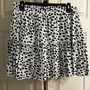 White/black spotted skirt